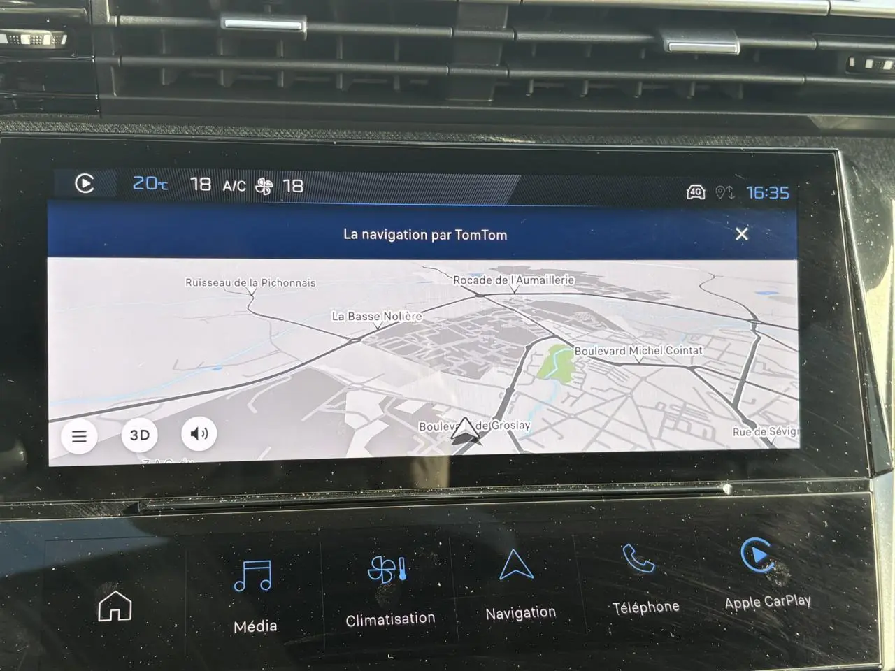 Écran tactile central affichant la navigation TomTom dans l’habitacle de la Peugeot 308 Hybrid 2025.