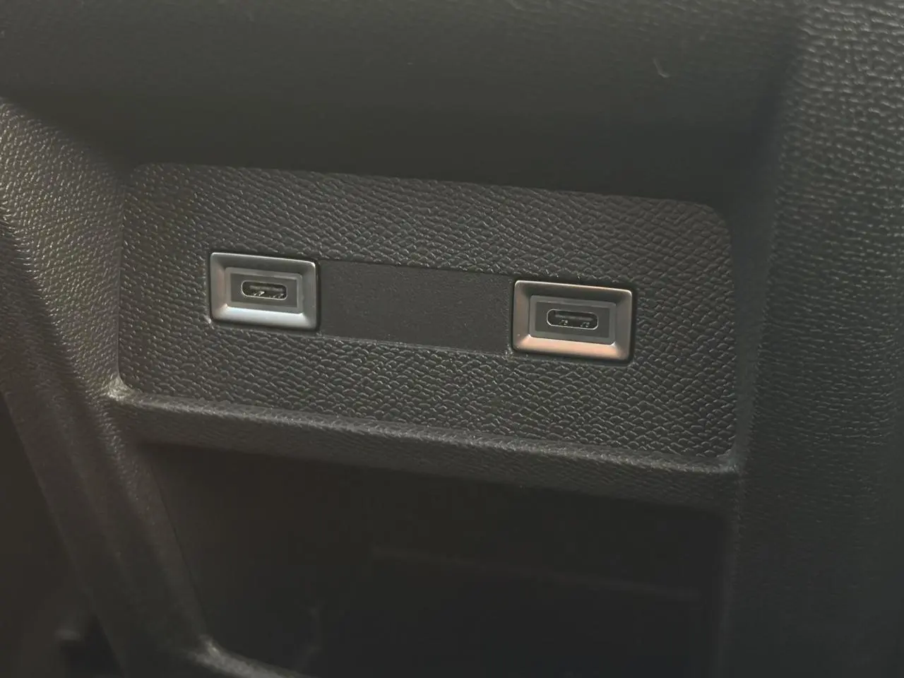 Vue rapprochée des deux ports USB-C intégrés dans l’habitacle noir du Peugeot 308 Hybrid 145 Allure 2025.