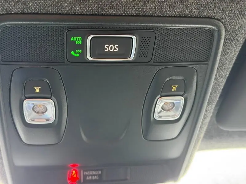 Vue rapprochée du plafonnier avec boutons d’éclairage et alerte SOS du Renault Captur 2025 Bleu Iron/Noir Étoilé.