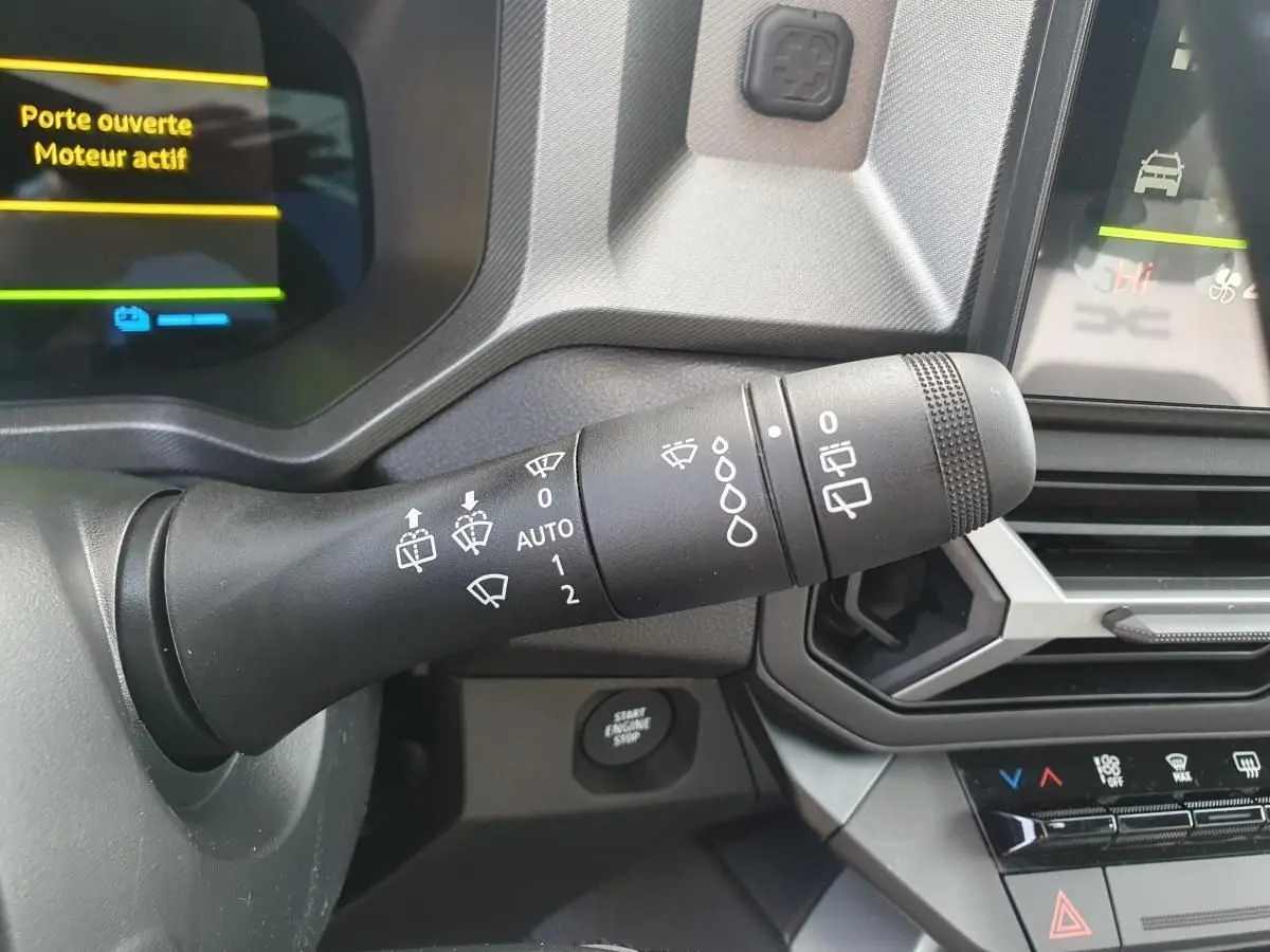 Gros plan sur la commande des essuie-glaces du tableau de bord du Dacia Bigster 2026, intérieur noir et gris.