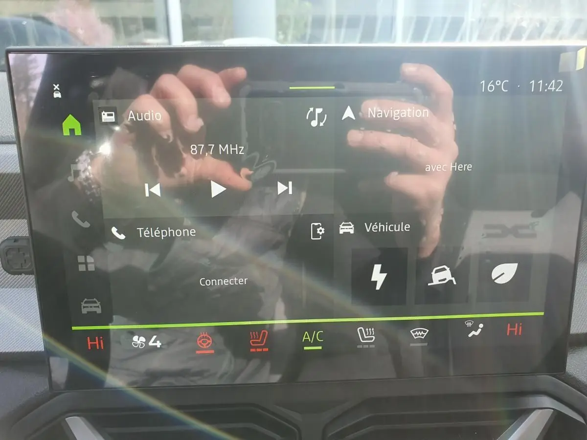 Écran tactile intérieur du Dacia Bigster 2026 affichant la navigation et les commandes climatisation.