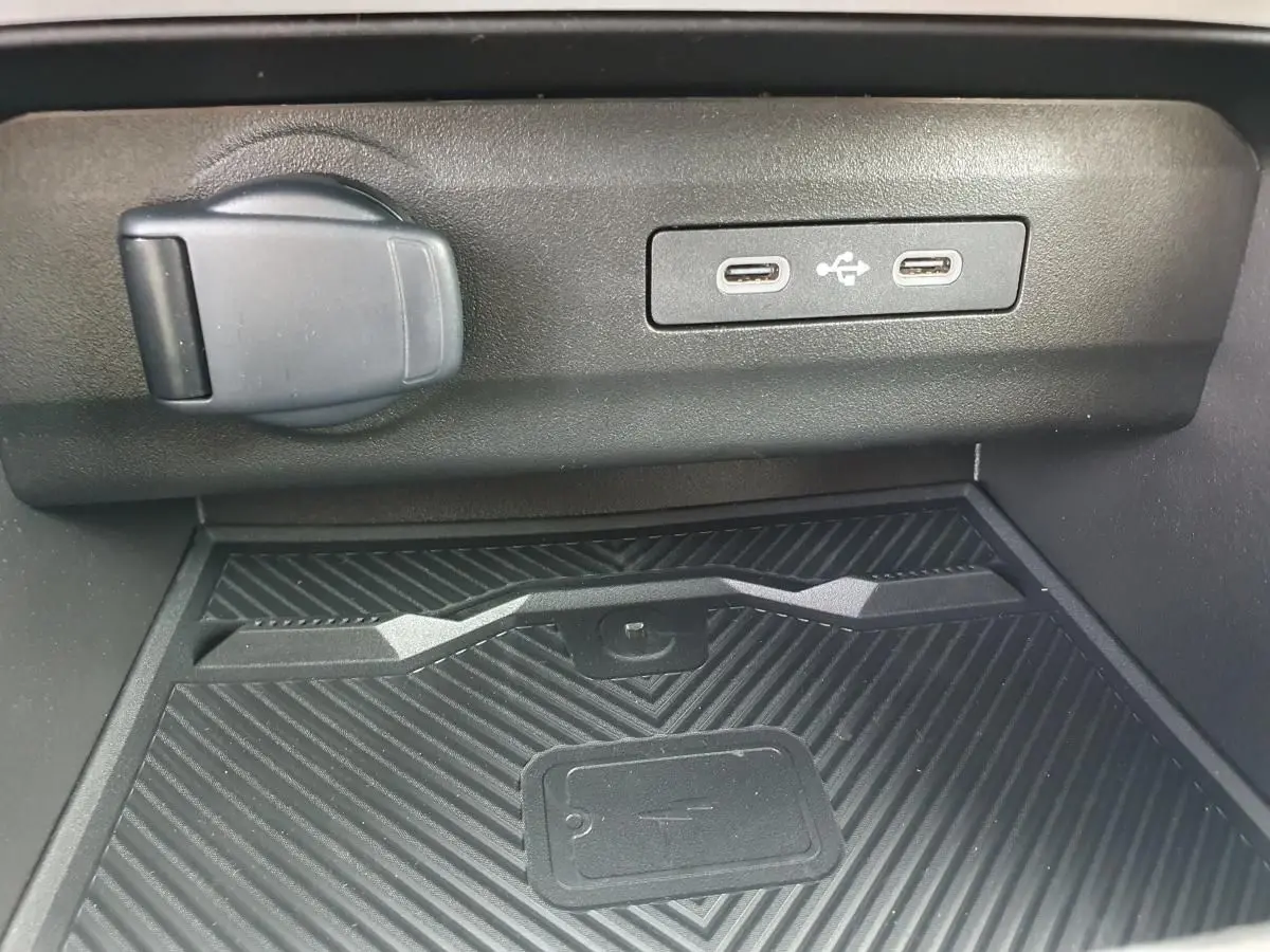 Gros plan sur la console centrale du Dacia Bigster 2026, montrant deux ports USB-C et un chargeur à induction noir.