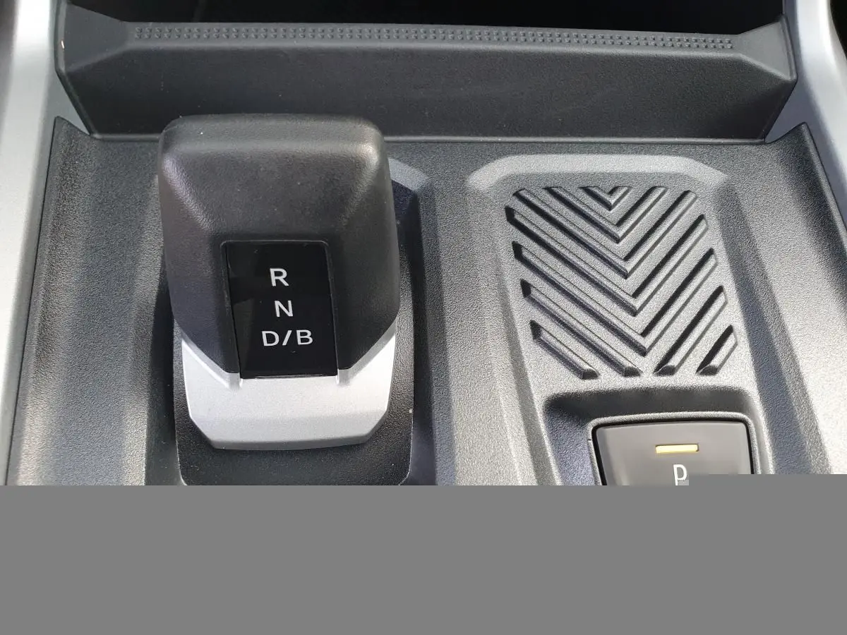 Gros plan sur la commande de boîte automatique et frein de parking électrique du DACIA Bigster 2026, intérieur gris.