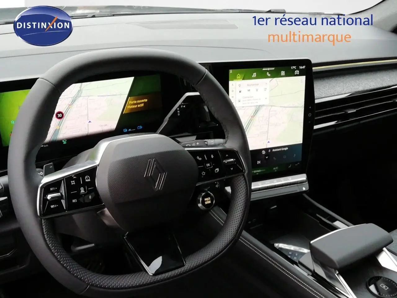 Vue intérieure centrée sur le volant noir et la large tablette tactile du tableau de bord du Renault Austral 2026.