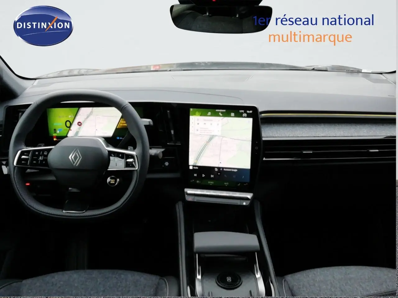 Vue intérieure du tableau de bord du Renault Austral E-Tech noir étoile métal, avec écran tactile central et volant multifonction.
