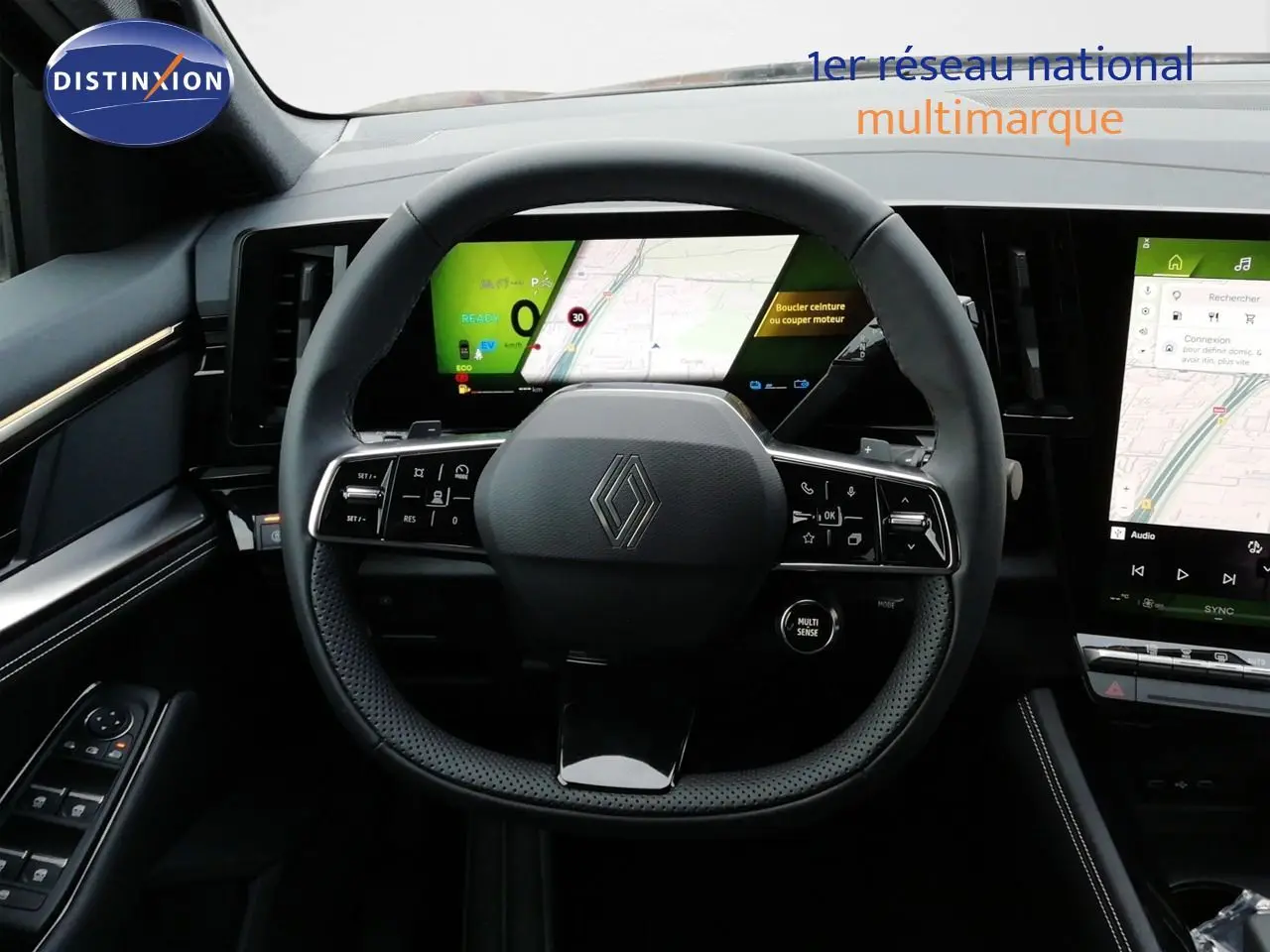 Vue intérieure centrée sur le volant noir perforé du Renault Austral E-Tech 2026 avec tableau de bord digital lumineux.
