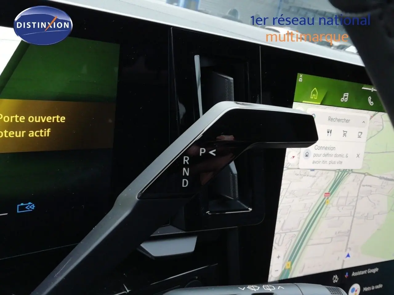 Le levier de vitesses noir du Renault Austral E-Tech, avec écran tactile affichant la navigation en arrière-plan.