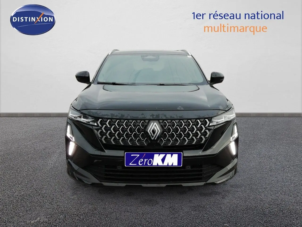 Vue frontale du Renault Austral E-Tech Full Hybrid noir étoile métal avec calandre hexagonale distinctive et feux LED allumés.