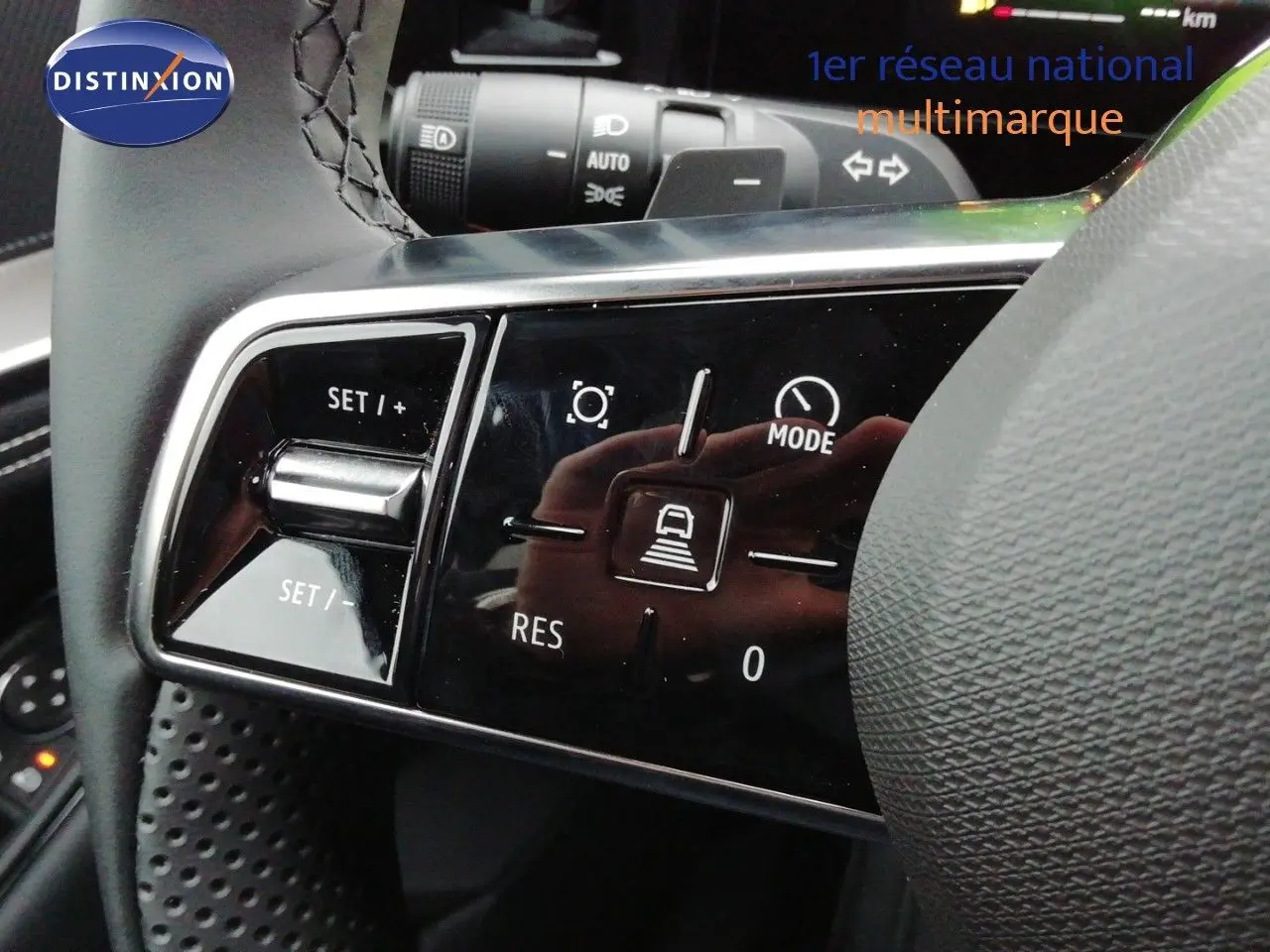 Gros plan sur les commandes au volant côté gauche du Renault Austral noir étoile métal, avec boutons de régulateur de vitesse et mode.