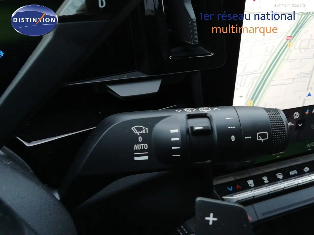 Gros plan sur la commande des essuie-glaces du Renault Austral noir étoile métal, avec écran tactile et tableau de bord en arrière-plan.