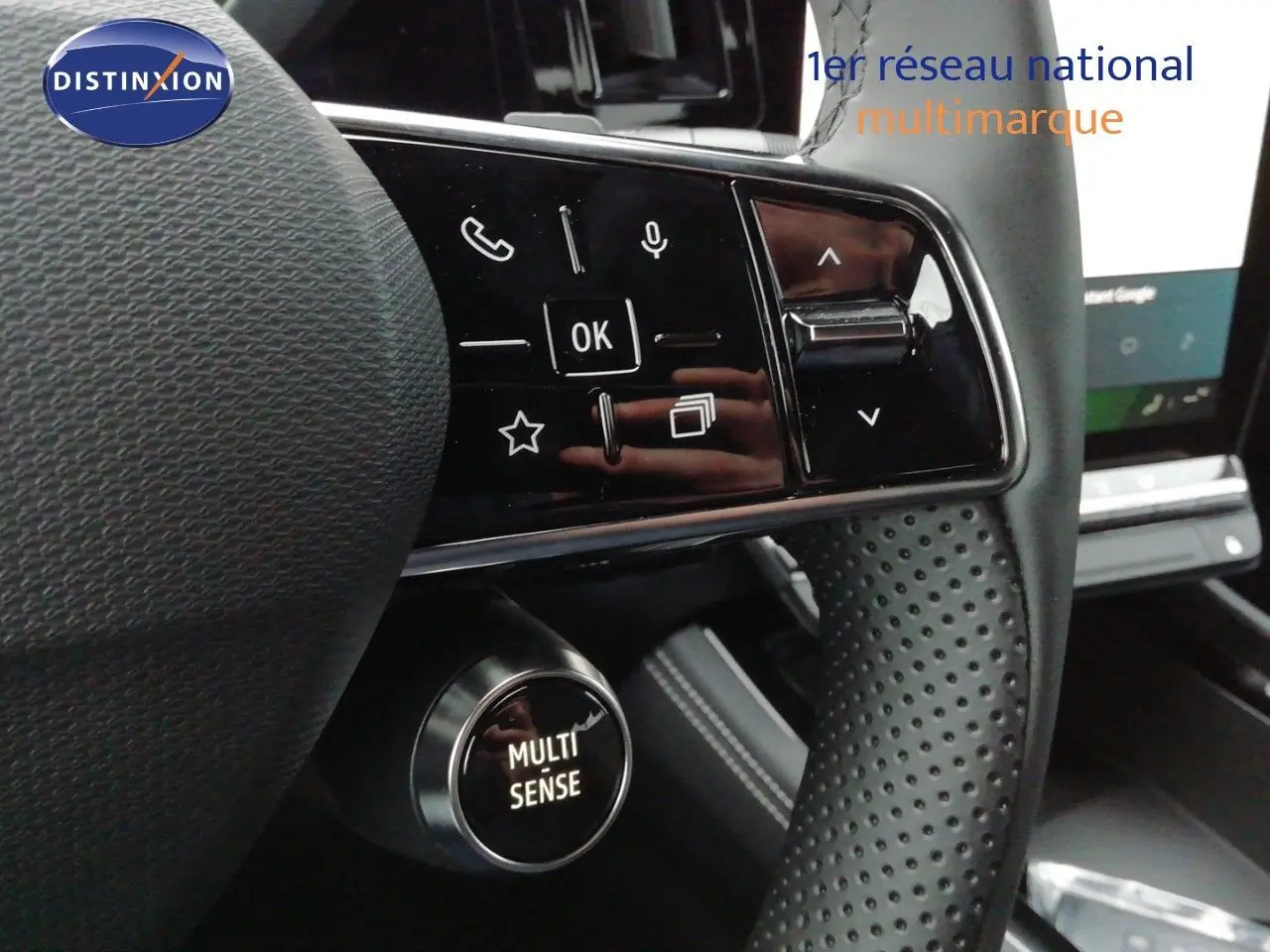 Gros plan sur le volant noir perforé du Renault Austral 2026 avec commandes intégrées et bouton Multi Sense.