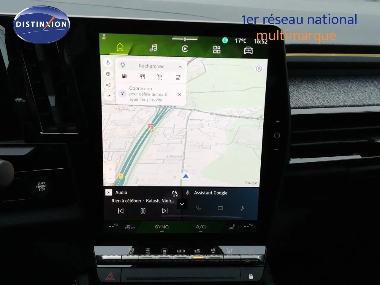 Écran tactile central avec navigation et commandes climatisation dans Renault Austral noir étoile métal, vue intérieure frontale.