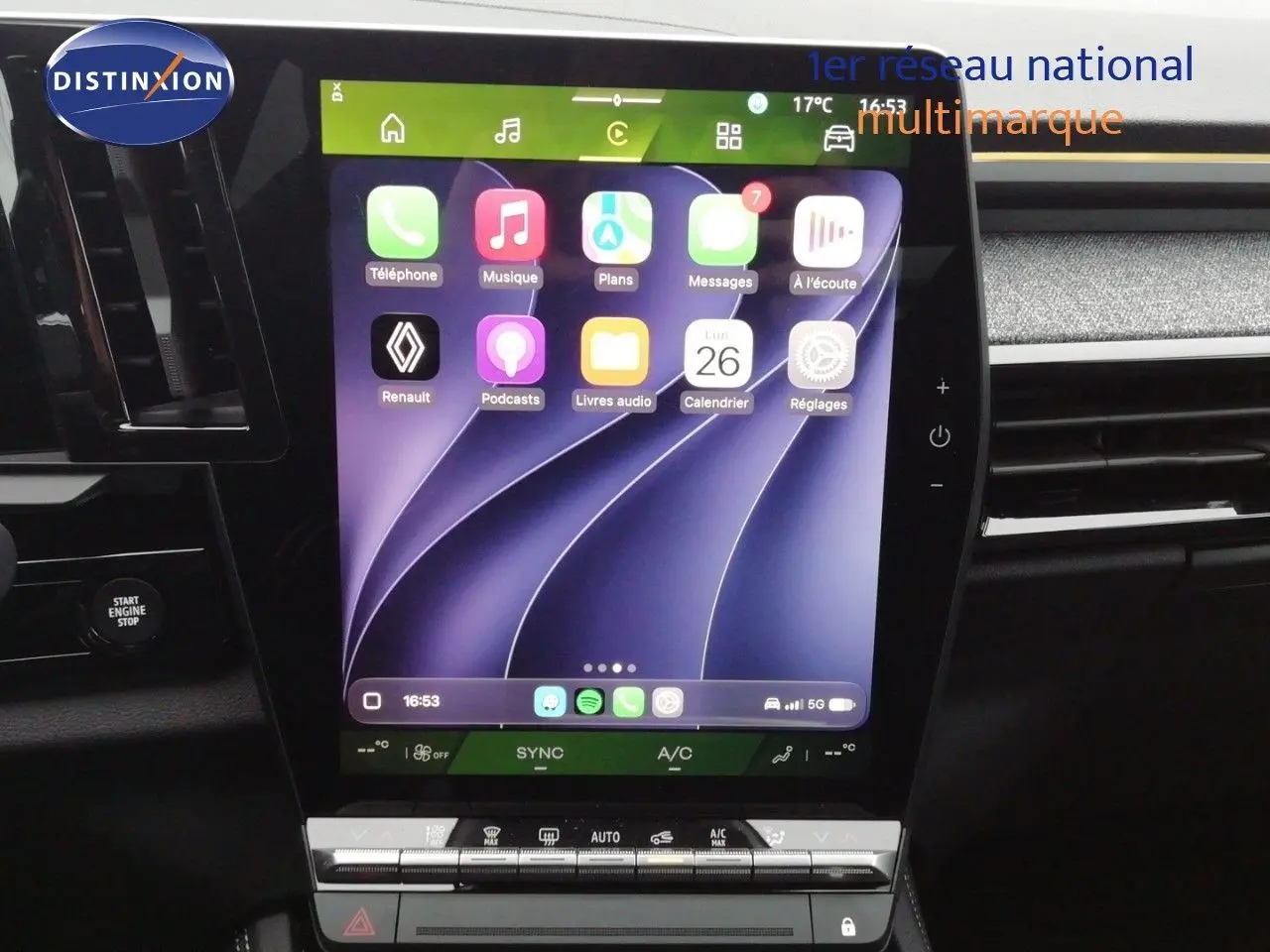 Écran tactile central du Renault Austral E-Tech Full Hybrid 2026, affichant les applications connectées, intérieur noir.