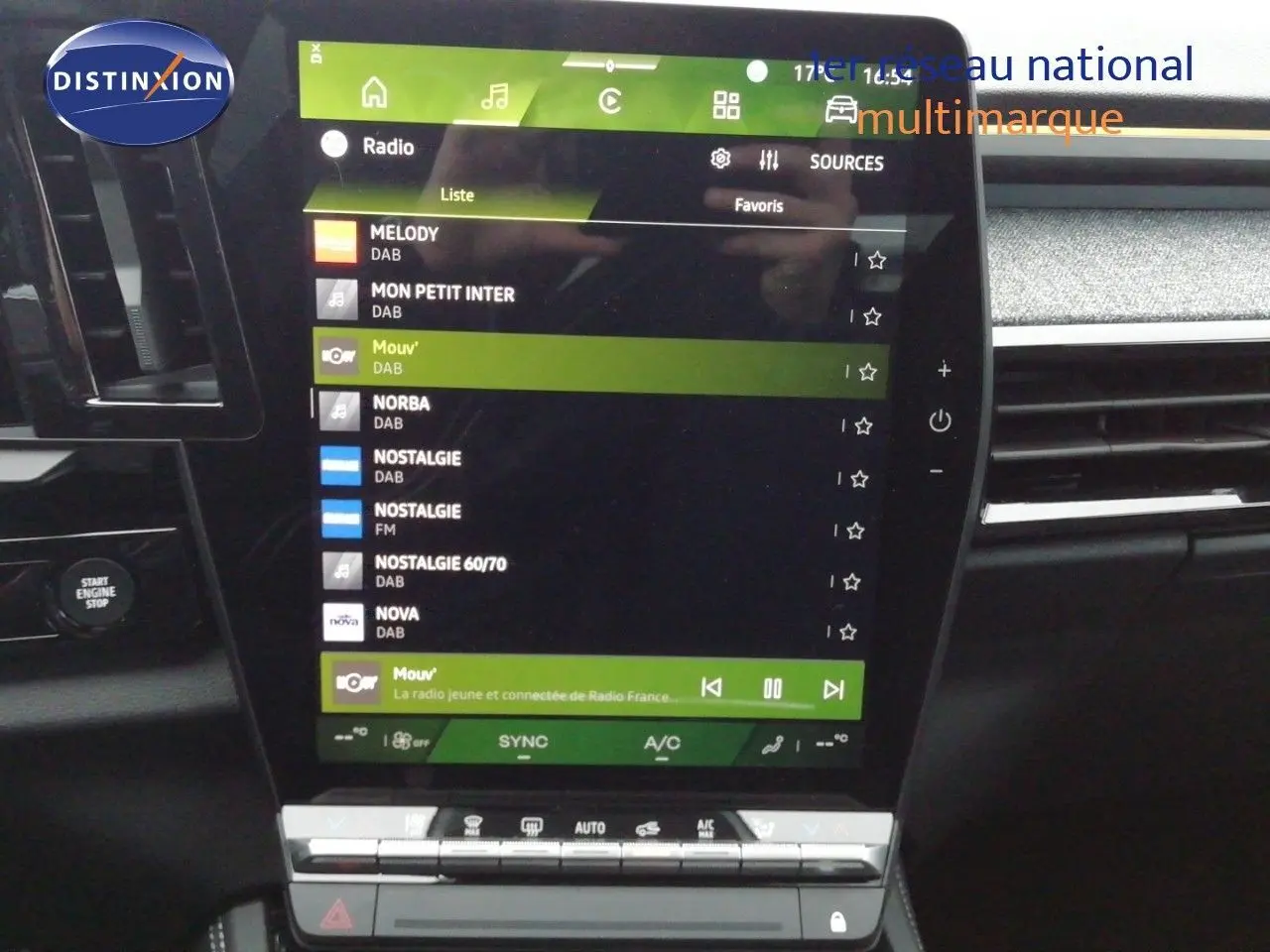 Écran tactile central du tableau de bord du Renault Austral noir étoile métal, affichant les stations radio DAB.
