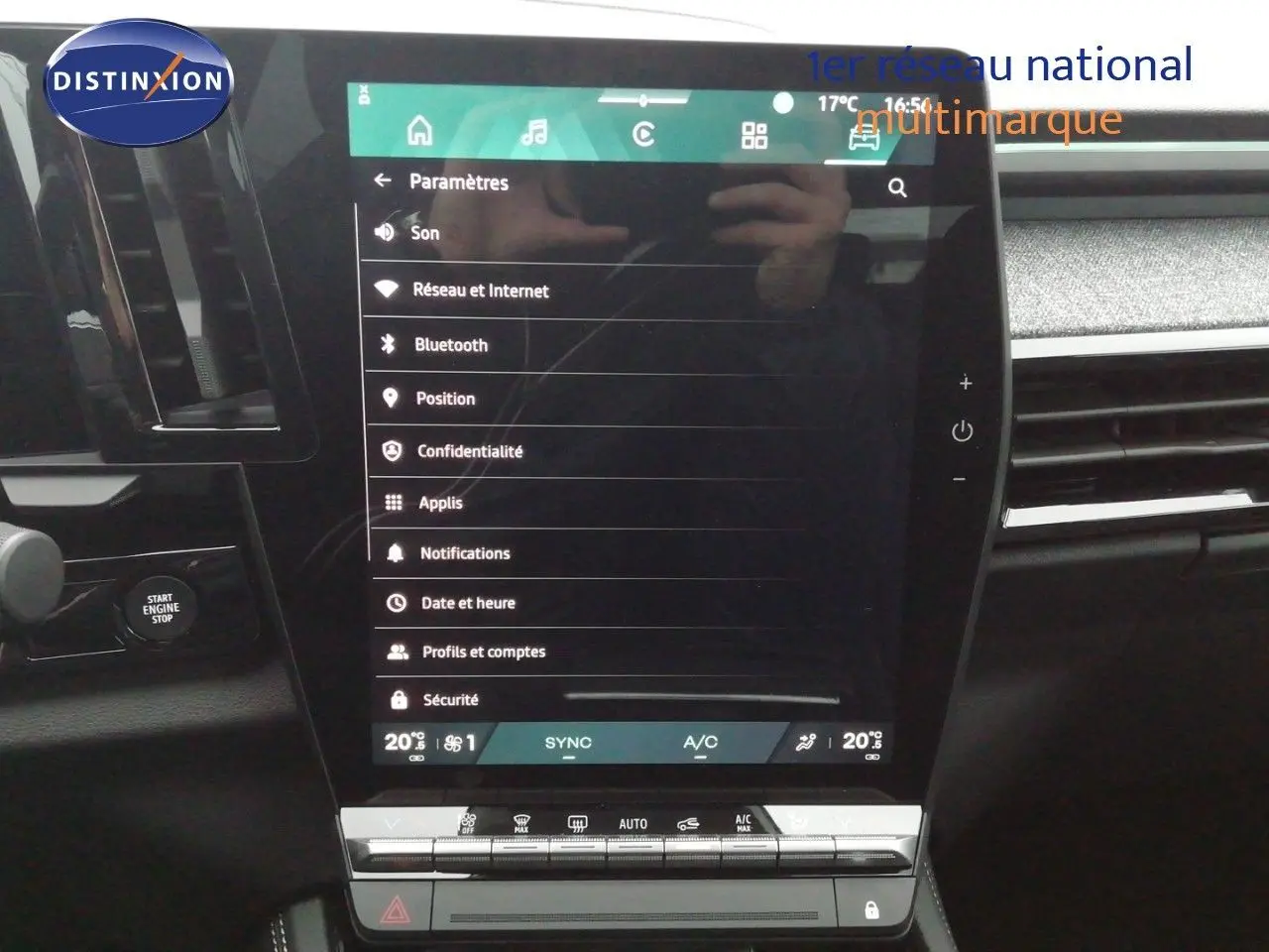 Écran tactile central du tableau de bord du Renault Austral E-Tech Full Hybrid 200ch, affichant les paramètres du véhicule.