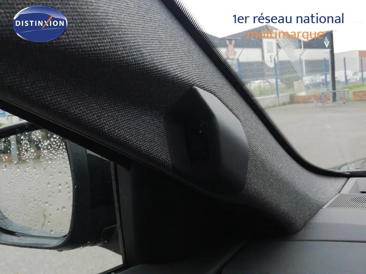 Détail intérieur côté gauche du Renault Austral noir étoile métal, montrant le haut de la portière et le rétroviseur extérieur.