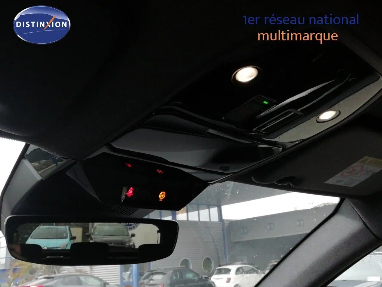 Vue intérieure du toit et rétroviseur central du Renault Austral noir étoile métal, avec éclairage et commandes intégrées visibles.
