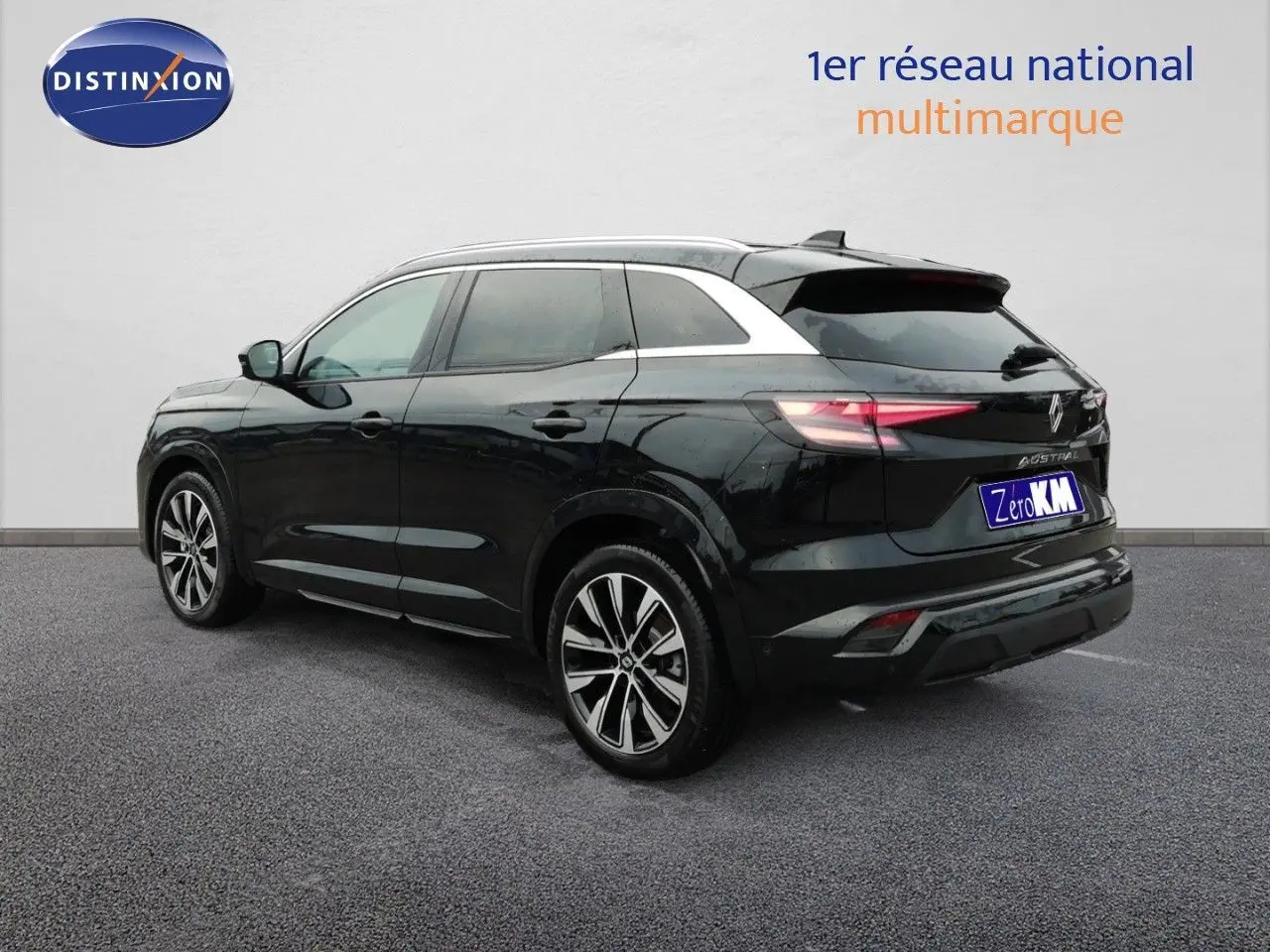 Vue 3/4 arrière droite du Renault Austral E-Tech Full Hybrid noir étoile métal avec jantes alliage bicolores.
