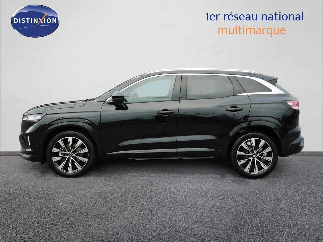 Profil droit du Renault Austral E-Tech Full Hybrid 200ch 2026 en noir étoile métal avec jantes alliage bicolores.