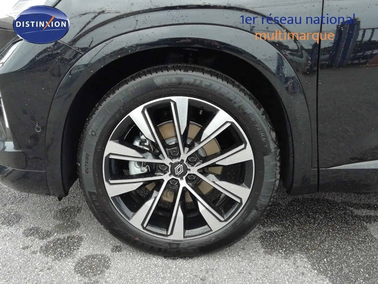 Gros plan sur la roue avant gauche du Renault Austral noir étoile métal, mettant en valeur la jante alliage 19 pouces.