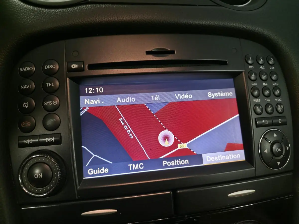 Écran de navigation COMAND de Mercedes SL 500 noir de 2008, vue rapprochée du tableau de bord central.