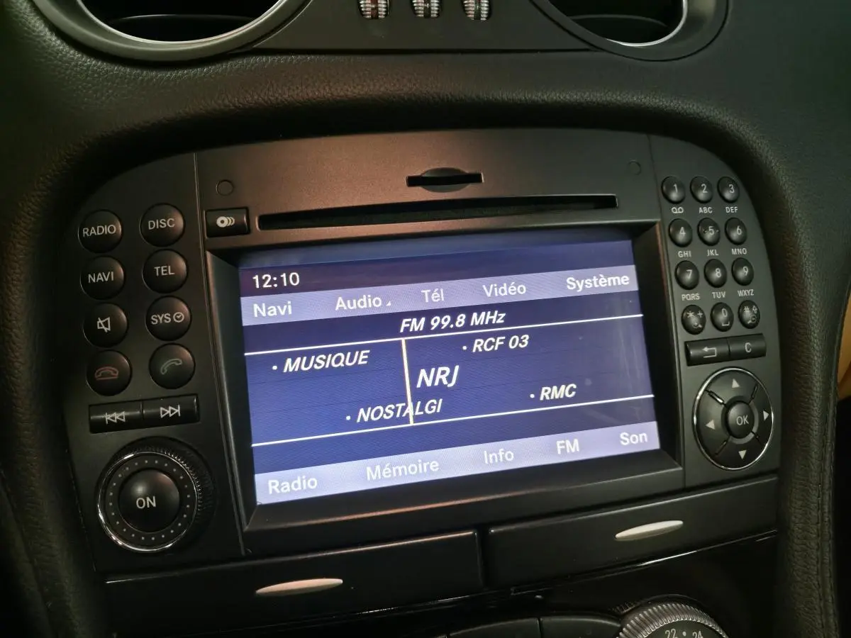 Écran COMAND central de la Mercedes SL 500 noir de 2008 avec commandes radio et navigation visibles