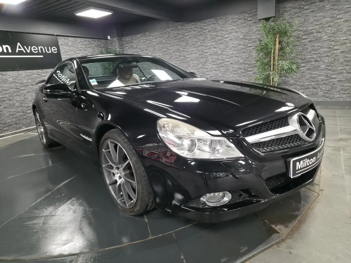 Mercedes SL 500 noir vue 3/4 avant droit avec jantes alliage 19 pouces et toit rigide escamotable fermé