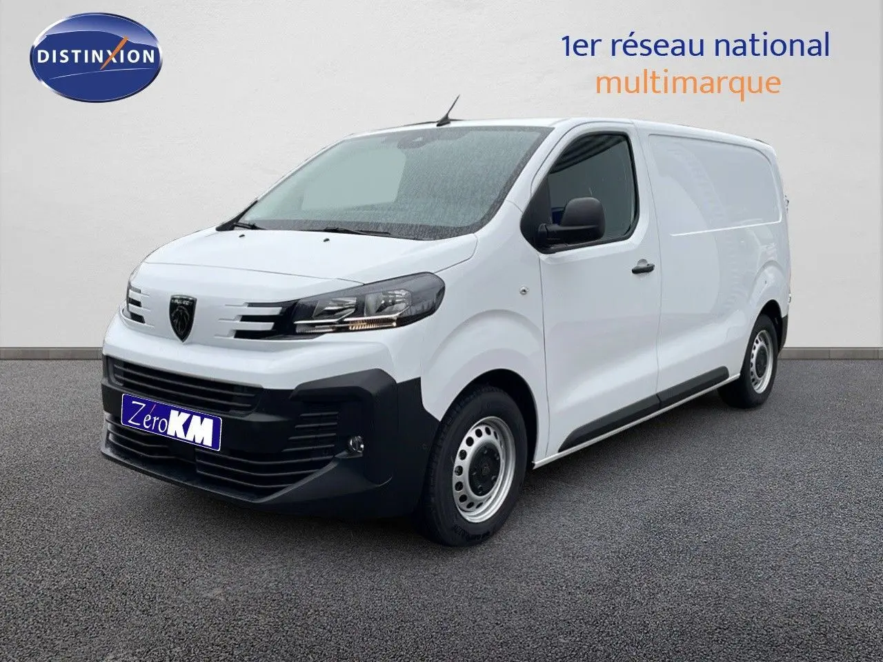 Fourgon blanc Peugeot Expert M 1.5 BlueHDi 120ch vu en 3/4 avant droit avec calandre noire et jantes acier.