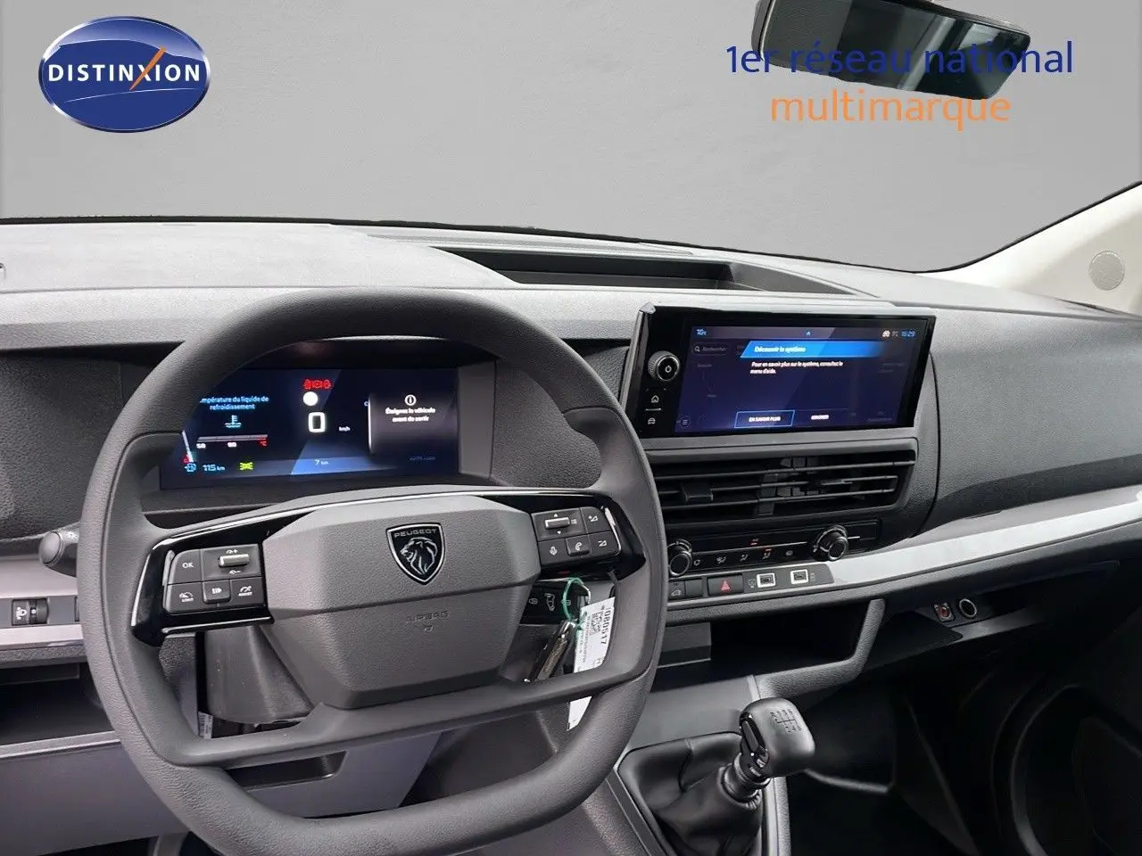 Intérieur du Peugeot Expert Fourgon 2025, vue du poste de conduite avec volant multifonction et écran tactile central.