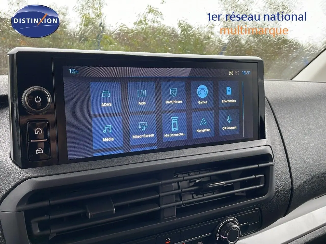 Écran tactile central du tableau de bord du Peugeot Expert Fourgon blanc, affichant le menu multimédia et navigation.