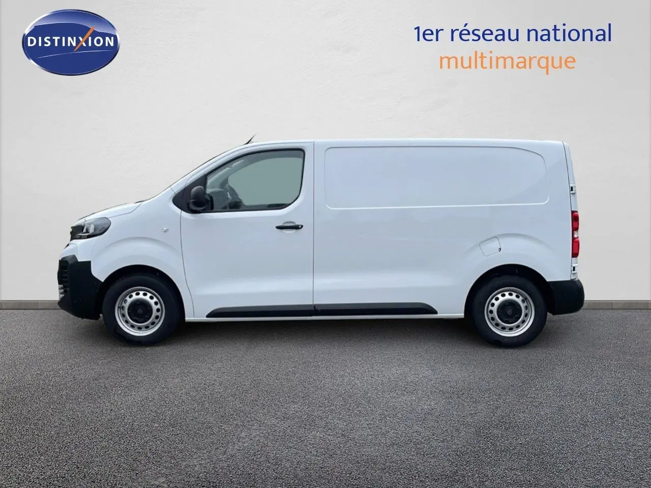 Profil côté gauche d'un utilitaire blanc Peugeot Expert Fourgon 2025 avec jantes acier et pare-chocs noirs.