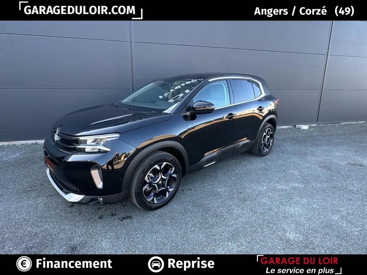 Vue 3/4 avant droite d'un SUV Citroën C5 Aircross noir brillant avec jantes noires et détails chromés.