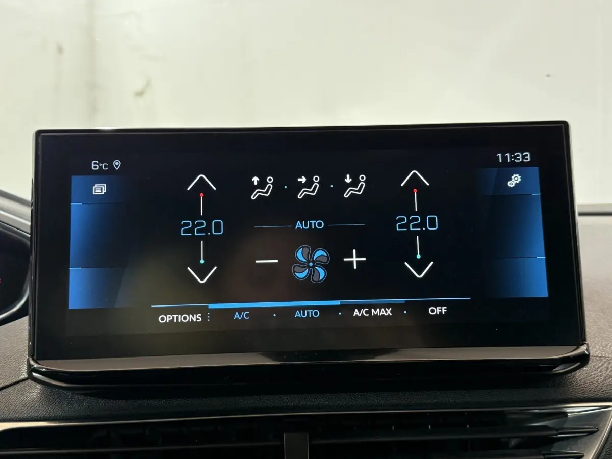 Écran tactile central affichant la climatisation bi-zone à 22°C dans le Peugeot 5008 gris clair de 2021.