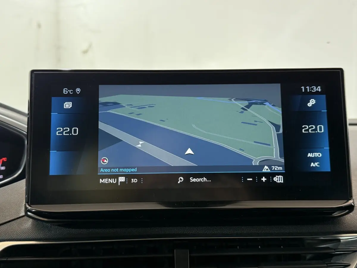 Écran tactile central du tableau de bord du Peugeot 5008 gris clair, affichant la navigation en 3D.