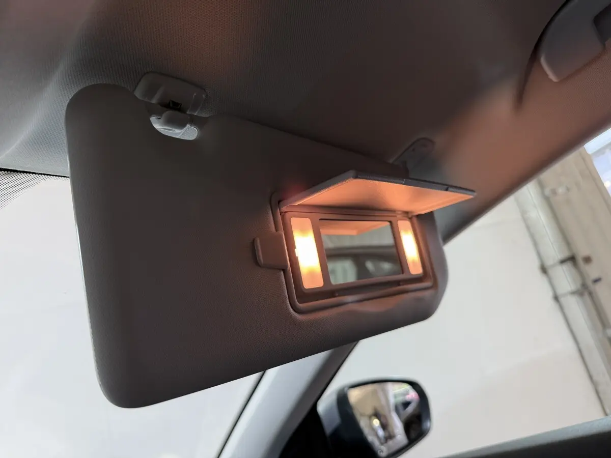 Détail du pare-soleil côté conducteur avec miroir éclairé à l’intérieur d’un Peugeot 5008 gris clair de 2021.