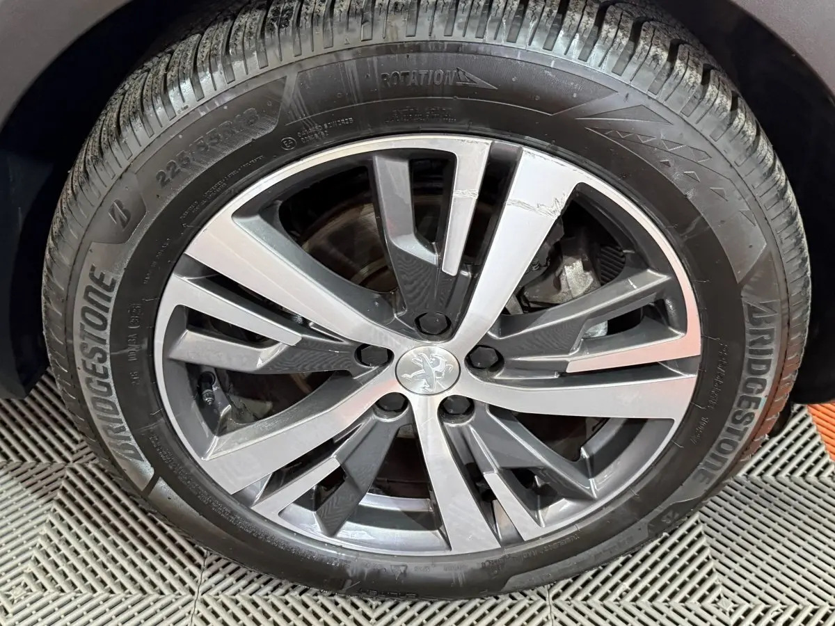 Gros plan sur la jante alliage grise du Peugeot 5008 2021 avec logo lion au centre et pneu Bridgestone.