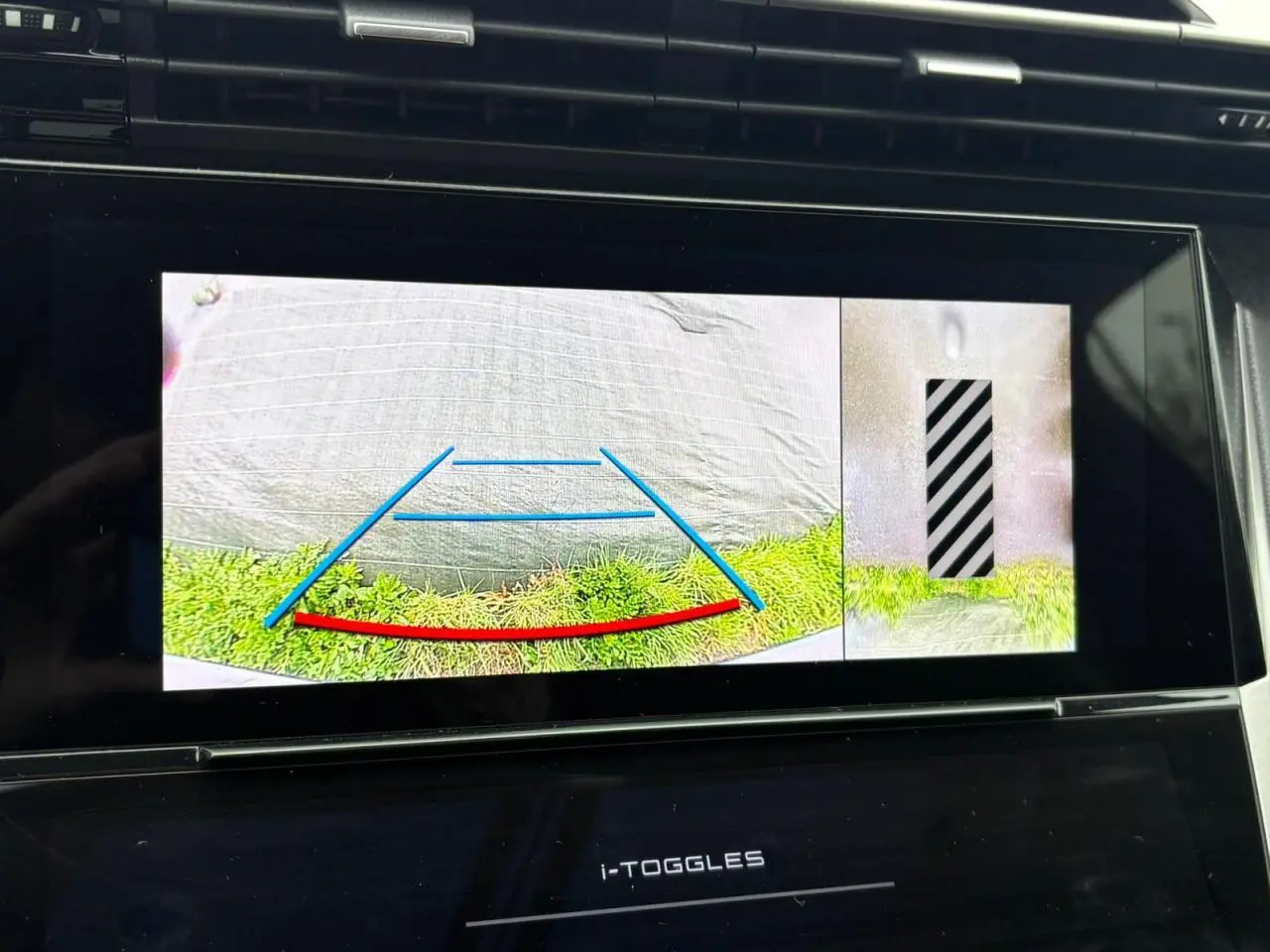 Écran tactile intérieur montrant la caméra de recul et la vue 360° du Peugeot 308 SW gris Artense.