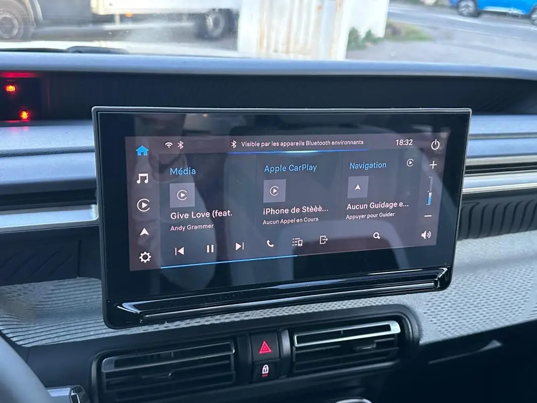 Vue rapprochée de l’écran tactile central de la Citroën C3 2025, affichant Apple CarPlay et médias en cours.