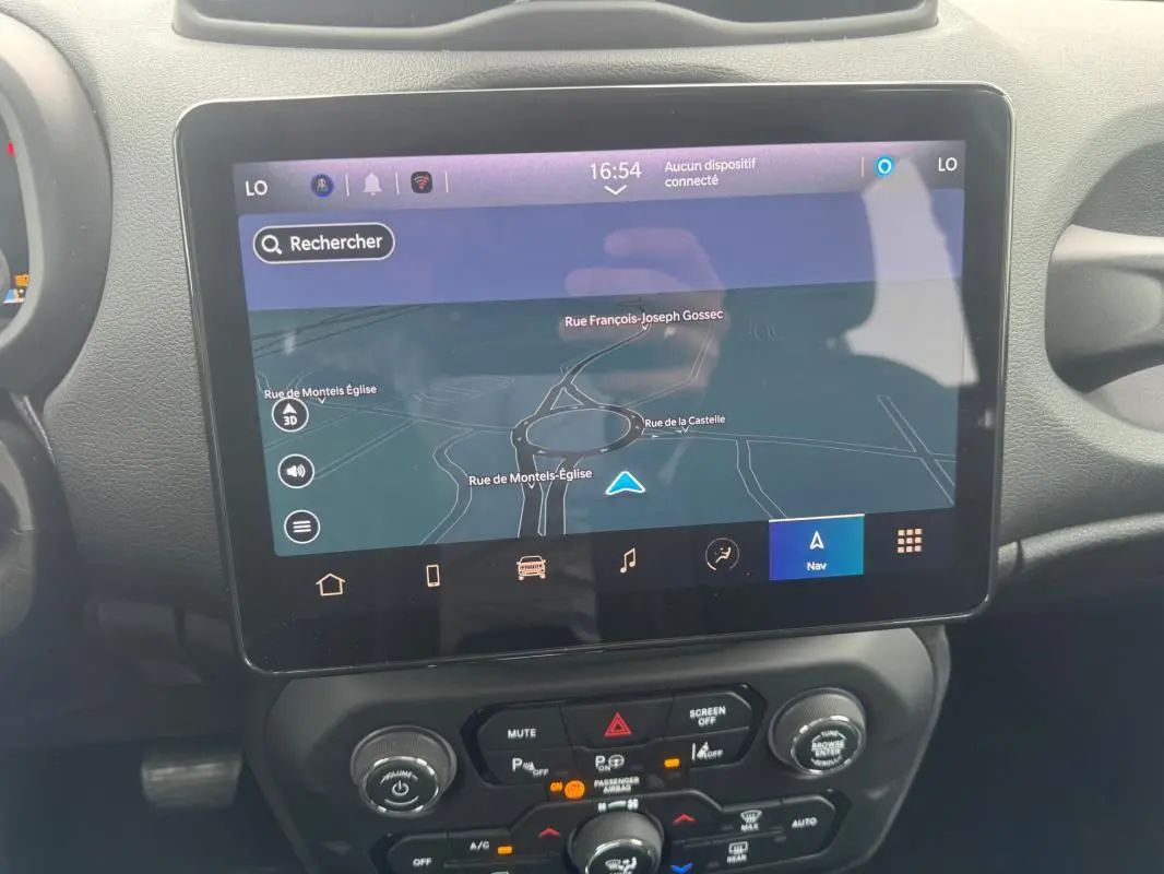 Écran tactile central du Jeep Renegade 2024 affichant le GPS, avec commandes climatisation et audio en dessous.