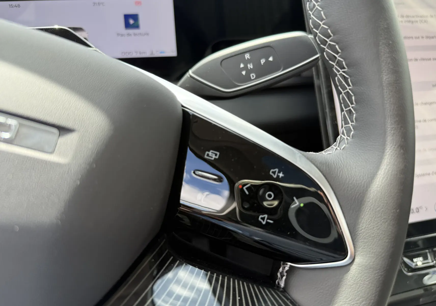 Gros plan sur la partie droite du volant en cuir noir avec commandes intégrées et levier de boîte automatique JAECOO J5.