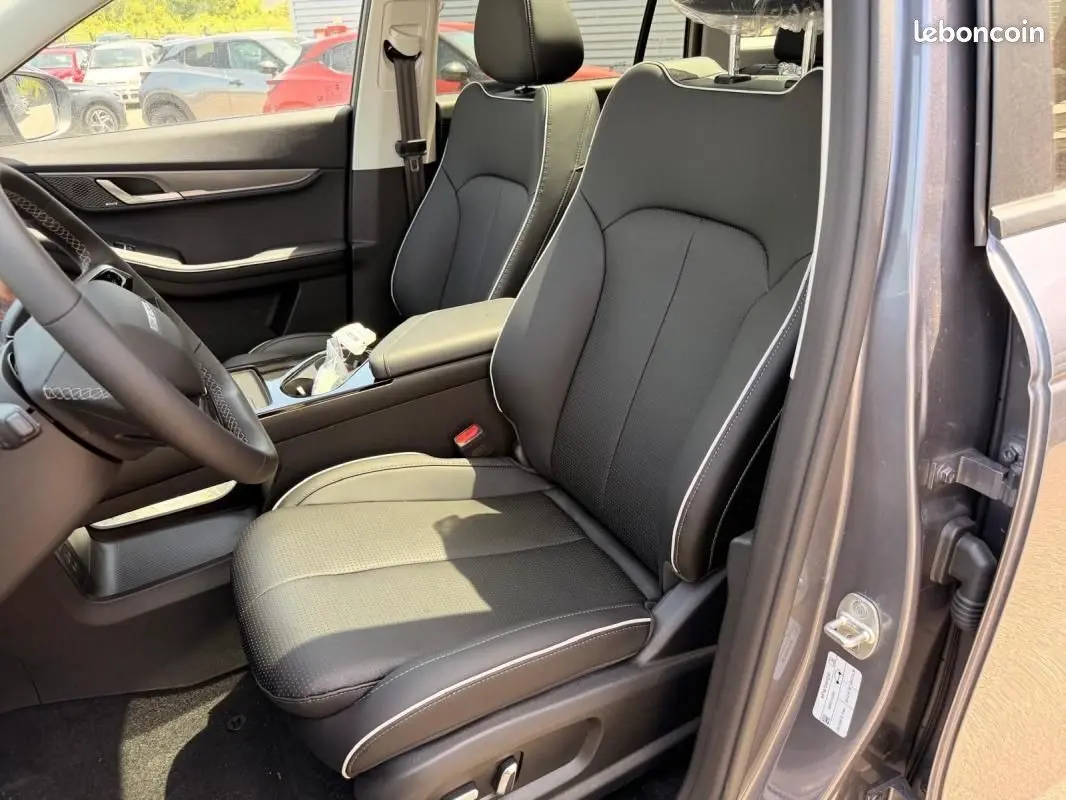 Gros plan sur la roue avant droite du JAECOO J5 2026 en Phantom Grey Metal, avec jante noire et argentée au design moderne.