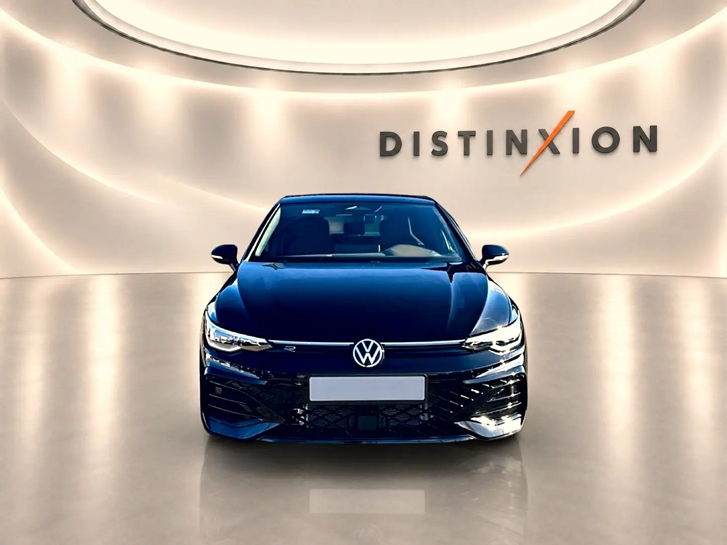 Volkswagen Golf 1.5 etsi evo2 150 R-Line noir vue de face avec logo VW et éclairage studio distinctif.