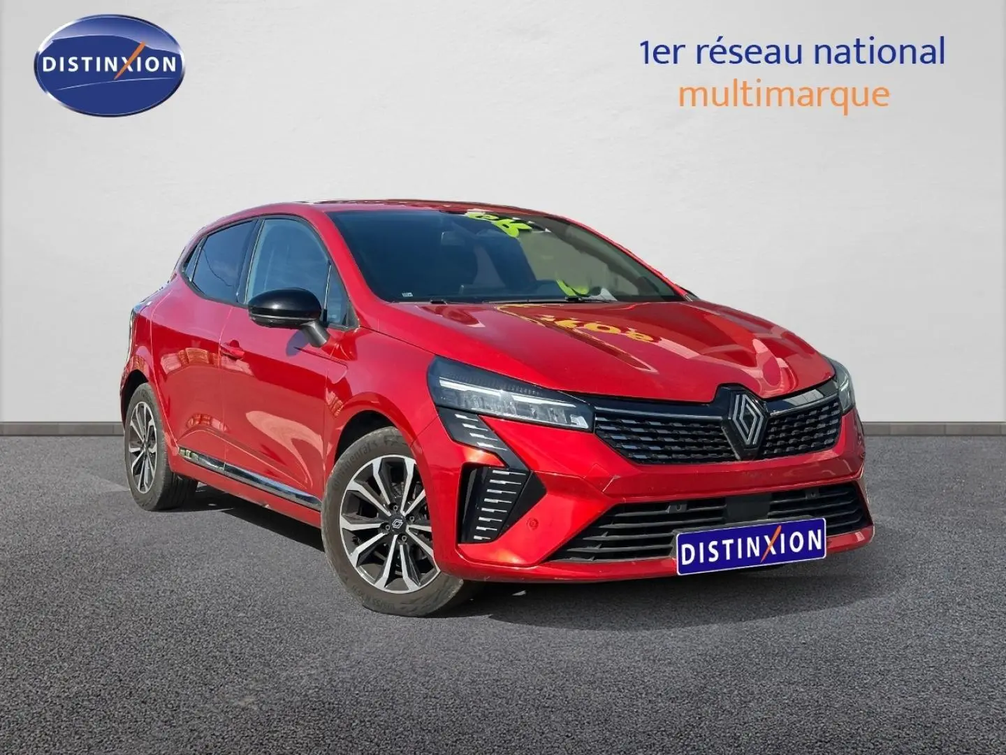 Renault Clio 1.0 Eco-G rouge Flamme vue 3/4 avant droit, avec calandre chromée et jantes alu distinctives.
