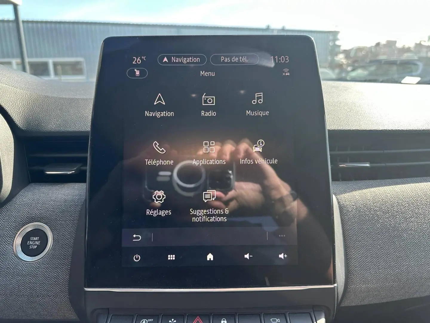 Écran tactile central de la Renault Clio 2025 affichant le menu principal, avec bouton Start/Stop à gauche.
