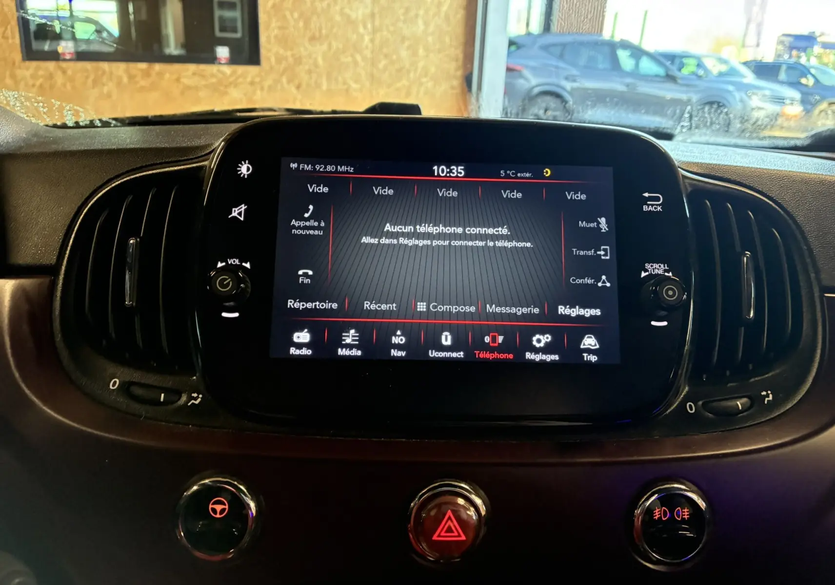 Vue rapprochée de l’écran tactile central du tableau de bord de la Fiat 500 blanche, affichant le menu téléphone.