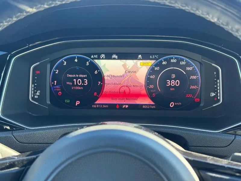 Tableau de bord numérique du Volkswagen T-Roc 2.0 TSI 300ch, affichage couleur avec navigation et compteurs sportifs.