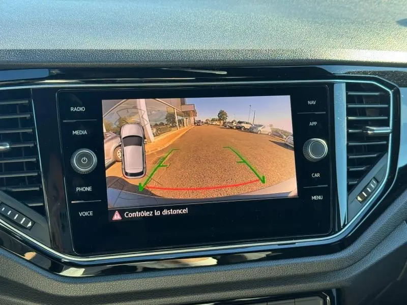 Écran tactile intérieur montrant la caméra de recul du Volkswagen T-Roc 2.0 TSI 2019, vue arrière avec guidage vert et rouge.