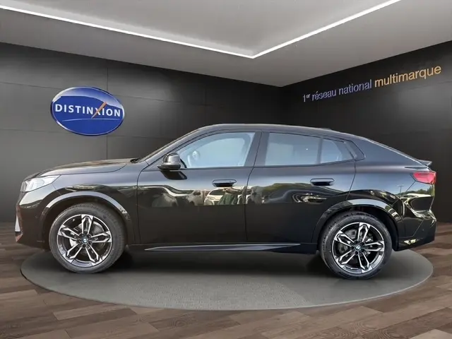 BMW X2 sDrive20d M Sport noir vue de profil côté gauche, avec jantes alliage et lignes dynamiques.