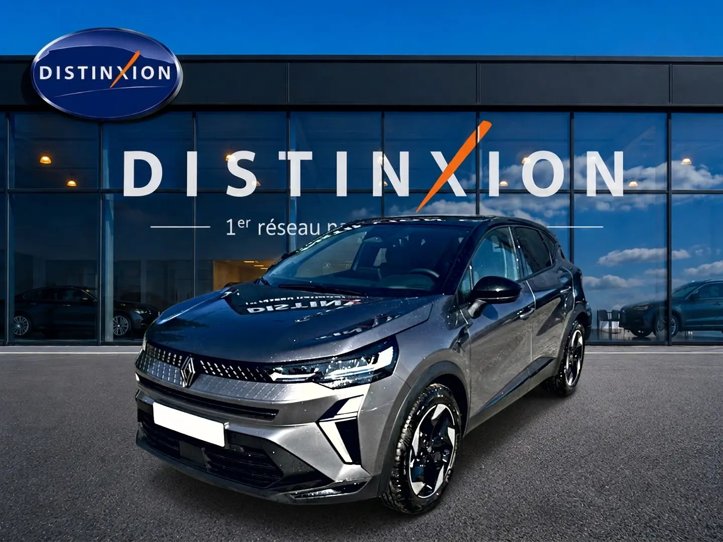 Renault Captur 2026 gris cassiopée en 3/4 avant droit, avec jantes alu noires et calandre moderne lumineuse.
