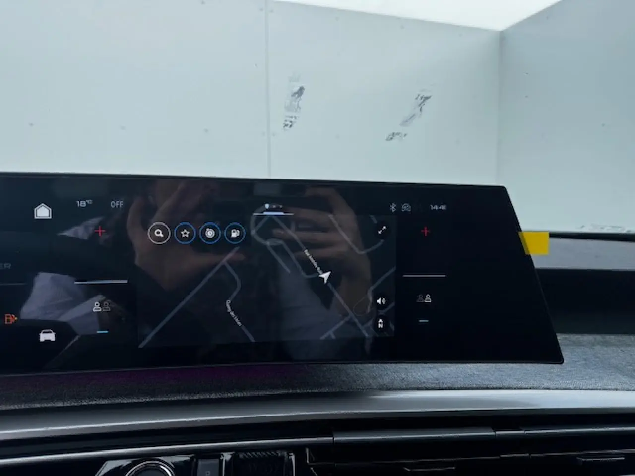 Écran incurvé du tableau de bord du Peugeot 5008 bleu Ingaro, affichant la navigation 3D connectée.